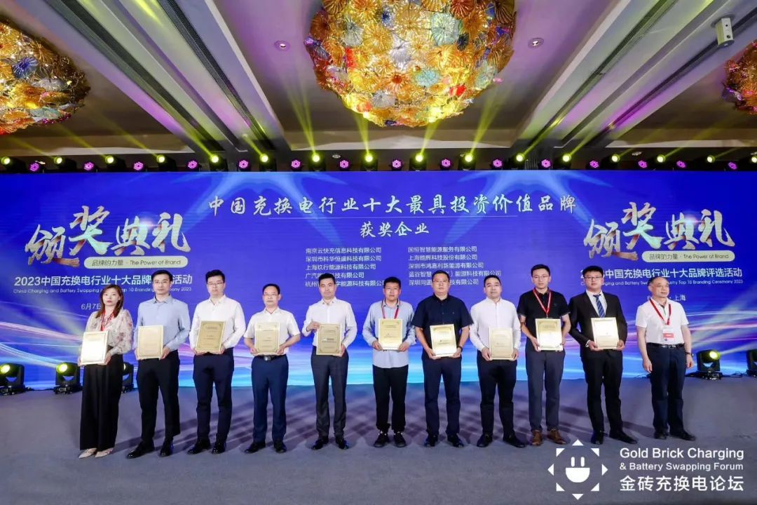 惊艳亮相 科技引领 ！能辉科技重卡换电机器人实景闪耀2023上海充换电展